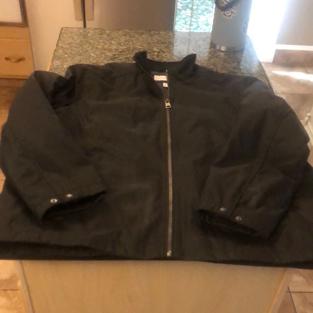 This is an XXL Calvin Klein black insulated lining or saten. One or the other.